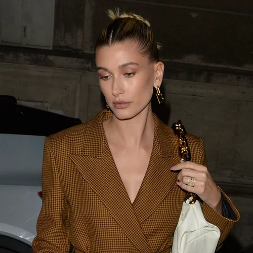 Έχεις λεπτά μαλλιά; Αυτό το απλό τρικ θα τα κάνει να φανούν αμέσως πιο πλούσια