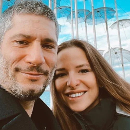 Εριέττα Κούρκουλου Λάτση | Σε διαμαρτυρία στο Σύνταγμα μαζί με τον Βύρωνα Βασιλειάδη και τον γιο τους