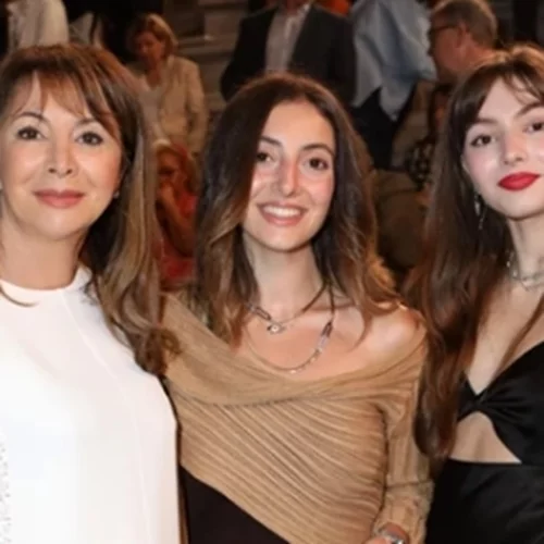 Η Αμαλία και η Δανάη Κούστα σε βραδινή έξοδο με τη μητέρα τους, Σοφία Γιαννικοπούλου