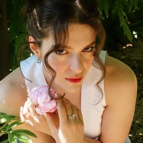 Βραδινές βόλτες στο Σούνιο για την Καλλιόπη Χάσκα | Με scarf top και λευκή παντελόνα πλάι στο κύμα