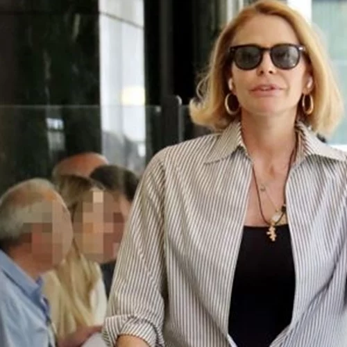 Η Τζένη Μπαλατσινού φωτογραφίζει τον καστανόξανθο Παναγιώτη Αντώνιο