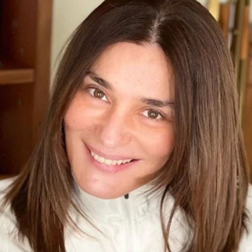 Είσαι καλεσμένη σε γάμο; Φόρεσε το λευκό κοστούμι όπως η Μαρία Ναυπλιώτου