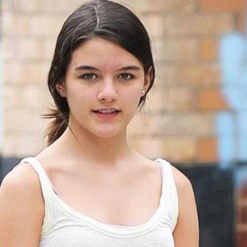 Suri Cruise | Η 16χρονη κόρη του Tom Cruise μεγάλωσε και πλέον δεν φοράει κορδέλες με φιόγκους στα μαλλιά της