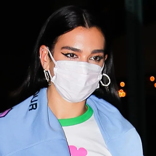 H Dua Lipa επέλεξε την αμφιλεγόμενη τάση στα παπούτσια της σεζόν