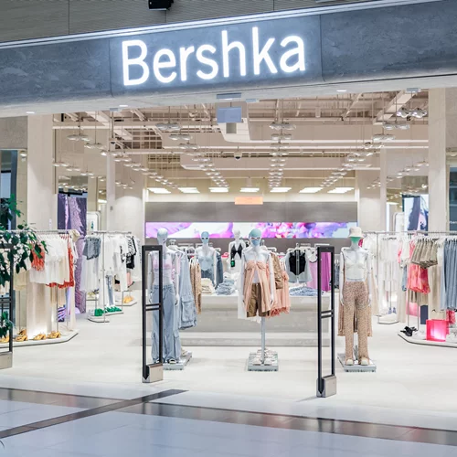 Το νέο ανανεωμένο κατάστημα της Bershka άνοιξε στο The Mall Athens