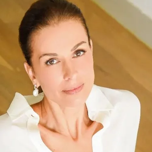 Η Τζίνα Αλιμόνου σε μία σπάνια δημόσια εμφάνιση | Το casual ντύσιμο και τα γυαλιά ηλίου που δεν αποχωρίστηκε