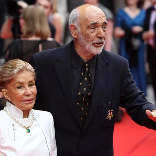 Η 93χρονη σύζυγος του Sean Connery ποζάρει με μπικίνι και "συναγωνίζεται" την εγγονή της