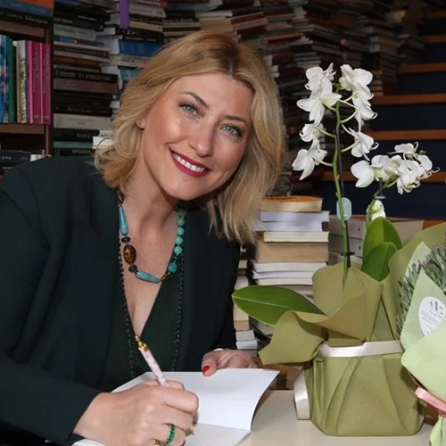 Η Σία Κοσιώνη με double denim ανοιξιάτικο σύνολο στην παρουσίαση του βιβλίου της