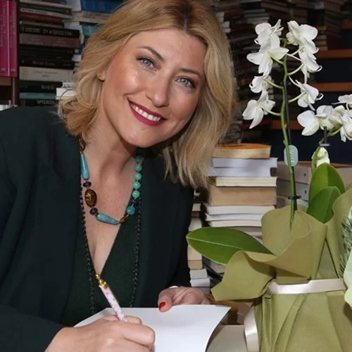 Η Σία Κοσιώνη στην παρουσίαση του βιβλίου της | Οι statement γόβες που αναβάθμισαν το casual chic look της