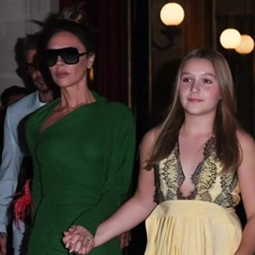 H 11χρονη Harper Beckham έκλεψε την παράσταση με το φόρεμα της μαμάς της και η Victoria δεν μπόρεσε να κρύψει τη συγκίνησή της - Η φωτό που αποθεώθηκε