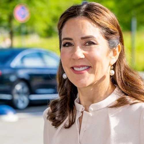 Η βασίλισσα Mary της Δανίας επέλεξε ένα κοστούμι στο πιο δυναμικό χρώμα της άνοιξης