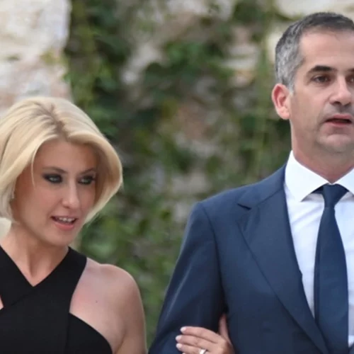 Σία Κοσιώνη - Κώστας Μπακογιάννης | Κρατάνε τον γλυκύτατο γιο τους, Δήμο, από το χέρι και κάνουν βόλτα στο κέντρο της Αθήνας