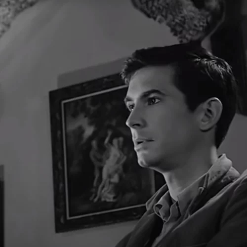 Άντονι Πέρκινς: Κακοποιήθηκε σεξουαλικά από την μητέρα του και υπέστη ηλεκτροσόκ λόγω της ομοφυλοφιλίας του