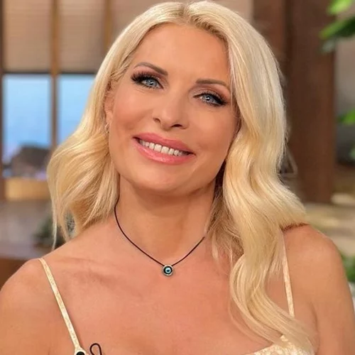 Η Βαλέρια Λάτσιου φόρεσε τις φόρμες της και πήγε για ψώνια με τη μητέρα της, Ελένη Μενεγάκη, και τον Μάκη Παντζόπουλο | Η σπάνια οικογενειακή έξοδος