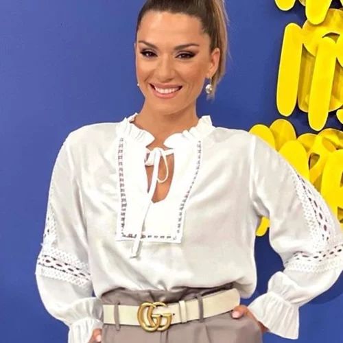 Η Βάσω Λασκαράκη καλωσορίζει τον Ιούνιο φορώντας μόνο το μπικίνι της