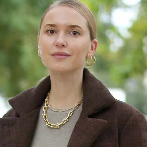 Έξυπνο styling: Δεν υπάρχει πιο κομψός τρόπος να φορέσεις αυτό το τζιν παντελόνι από τo Mango