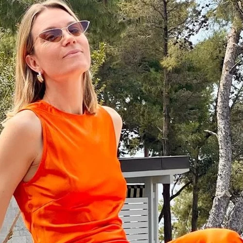 Η Βίκυ Καγιά φιλάει τον σύζυγό της και το Instagram "λιώνει" | Η ρομαντική φωτογραφία από την απόδρασή τους στο Saint -Tropez