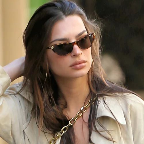 Φόρεμα με sneakers | Φόρεσε τον πιο hot συνδυασμό όπως η Emily Ratajkowski