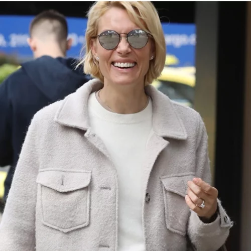 H Βίκυ Καγιά φόρεσε πρώτη το λευκό παντελόνι | Το συνδύασε με φούτερ από τη συλλογή της Ρούλας Ρέβη