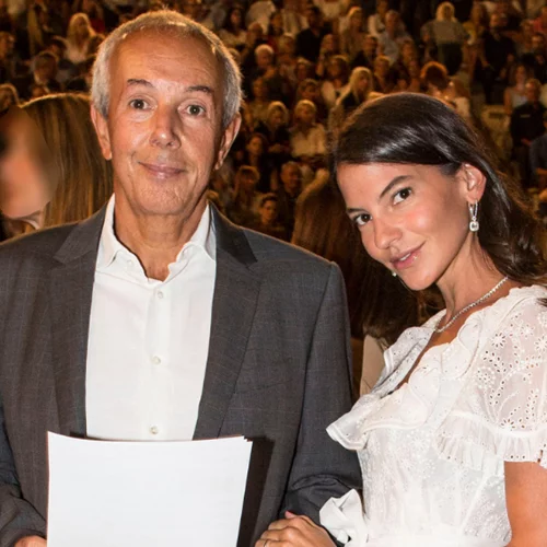 Η Δήμητρα Μέρμηγκα πιο λαμπερή και κομψή από ποτέ, στο πλευρό του συζύγου της, Γιάννη Κούστα | Η εντυπωσιακή εμφάνιση του ζευγαριού σε γάμο στα Βόρεια Προάστια