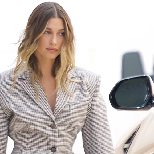 Η Hailey Bieber φόρεσε τη σκιά που δεν θα αποχωριστείς ολόκληρο το καλοκαίρι