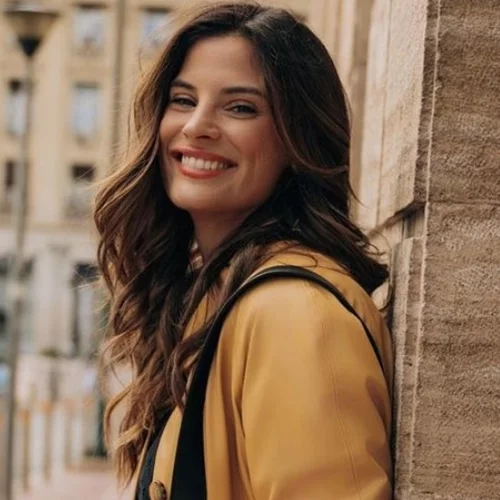 Χριστίνα Μπόμπα | Ποζάρει με mini, jean φούστα και εντυπωσιάζει με τα καλλίγραμμα πόδια της