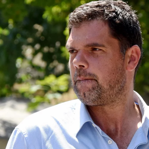 Ο Δημήτρης Παπανικολάου σε μία σπάνια δημόσια εμφάνιση με τη γλυκύτατη κόρη του, Άρια, και τη σύζυγό του, Έλια Παπαηλίου