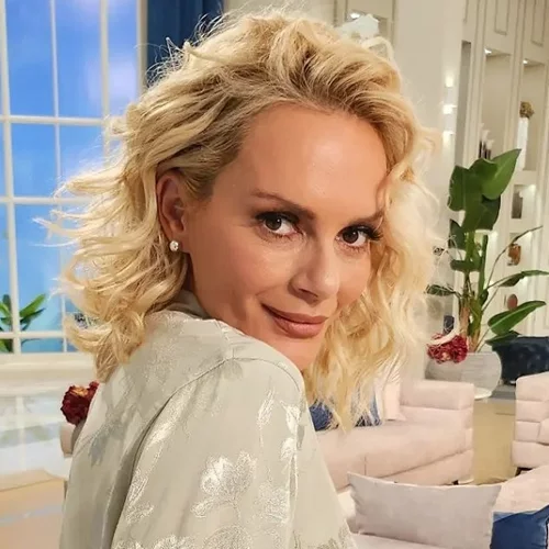 Έλενα Χριστοπούλου | Ποζάρει σαν pin up girl με μπικίνι και χωρίς ρετούς