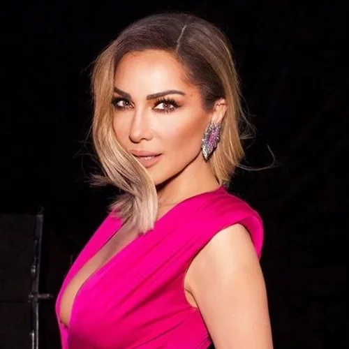 Δέσποινα Βανδή | Γυμνάζεται με τη βοήθεια του συντρόφου της κόρης της, Αλέξανδρου Πολυχρονιάδη, και τρελαίνει τους followers της με το καλλίγραμμο σώμα της