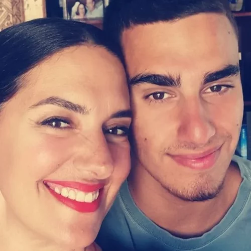 Νόνη Δούνια | Ο πανέμορφος γιος της, Στάθης Μουρατίδης, αποφοίτησε από το σχολείο - Οι συγκινητικές φωτογραφίες από την τελετή αποφοίτησης