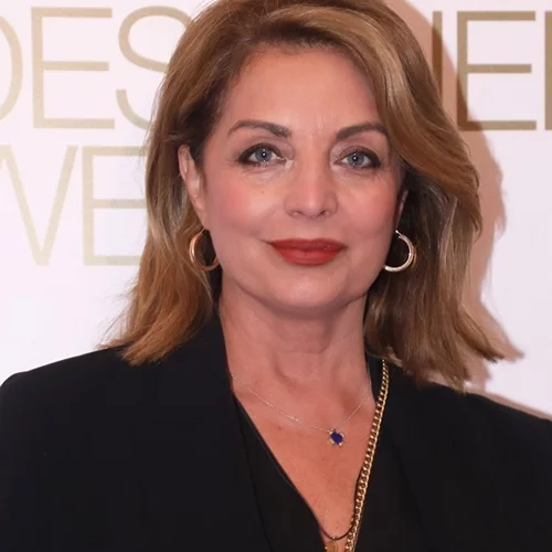 Η Άντζελα Γκερέκου περπατάει στα σοκάκια της Μυκόνου πιο όμορφη και κομψή από ποτέ