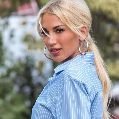 Η Κωνσταντίνα Σπυροπούλου ποζάρει με εμπριμέ μπικίνι και εντυπωσιάζει, 6 μόλις μήνες μετά τη γέννηση του γιου της