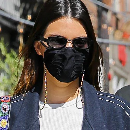 Η Kendall Jenner βρήκε την τσάντα με χρώμα που προσθέτει μια ενδιαφέρουσα πινελιά σε κάθε σύνολο