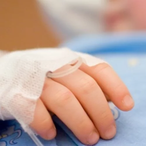 Το δράμα της μικρής Αλεξίας - Δέχθηκε σφαίρα στο κεφάλι, έμεινε ανάπηρη, ο δράστης αρνείται να πληρώσει παρά τις αποφάσεις των δικαστηρίων