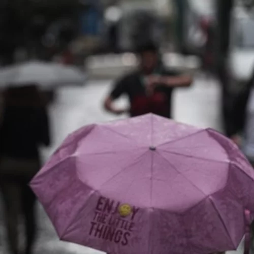 Καιρός | Με καπρίτσια και το Σαββατοκύριακο - Σύννεφα σκόνης, μπόρες, βροχές και καταιγίδες