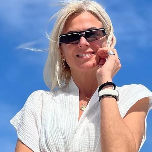 Η Χριστίνα Κοντοβά φοράει το μαύρο της μπικίνι και ποζάρει πιο ανέμελη από ποτέ | Η καλλίγραμμη σιλουέτα της και τα αποθεωτικά σχόλια από τους followers της