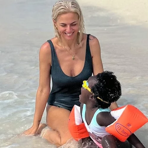 Η Χριστίνα Κοντοβά κάνει μαθήματα surf με την κόρη της, Έιντα, και το Instagram "λιώνει"