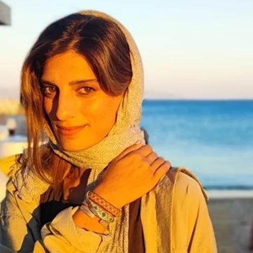 Μόνο με το μαγιό της | Η Χριστίνα Χειλά Φαμέλη με το ψηλόμεσο μπικίνι που κολακεύει κάθε σιλουέτα