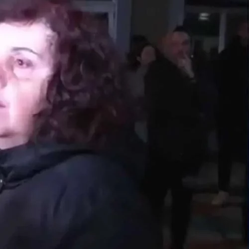 "Το παιδί μου…": Η στιγμή που μια μάνα βλέπει την κόρη της να βγαίνει από το λεωφορείο