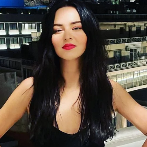 Η Ζενεβιέβ Μαζαρί μιλάει για τον σύζυγό της, Βασίλη Καρύδη | "Στις αρχές ζήλευα πάρα πολύ και το έδειχνα αλλά επειδή είμαστε 17 χρόνια μαζί όλα τα συναισθήματα έχουν πολλή εμπιστοσύνη από πίσω"