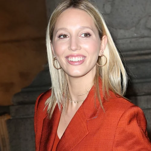 Η Marie Chantal φωτογραφίζει την κόρη της, Μαρία Ολυμπία Γλύξμπουργκ, να φορά μόνο το μπικίνι της στο δρόμο προς την παραλία