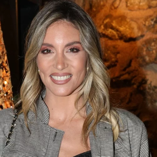 Αθηνά Οικονομάκου | Το σέρουμ λάμψης που χρησιμοποιεί βελτιώνει αισθητά τους πόρους και τις σκούρες κηλίδες