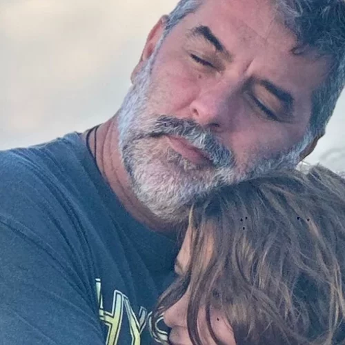 Καλλιτεχνική φύση | Ο γιος του Βασίλη Μπισμπίκη, Μιχάλης, σε ρεσιτάλ πιάνου