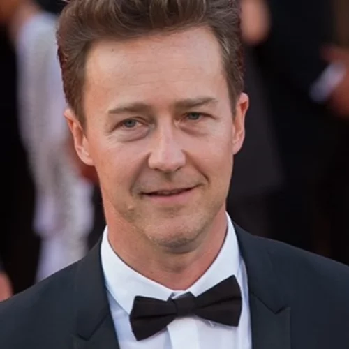 Ο Edward Norton έμαθε ότι η 12η προγιαγιά του είναι η Ποκαχόντας από τηλεοπτική εκπομπή