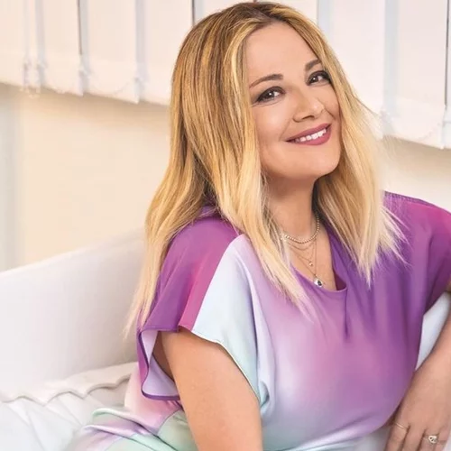 Φακίδες στο πρόσωπο και χαμόγελο στα χείλη | Η Νάνσυ Ζαμπέτογλου ποζάρει δίχως ίχνος μακιγιάζ, πιο όμορφη και ξέγνοιαστη από ποτέ