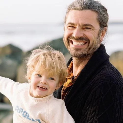 Ο Χρήστος Βασιλακόπουλος φωτογραφίζει τον κατάξανθο γιο του, Απόλλωνα, και του εύχεται για τα γενέθλιά του με τον πιο γλυκό τρόπο