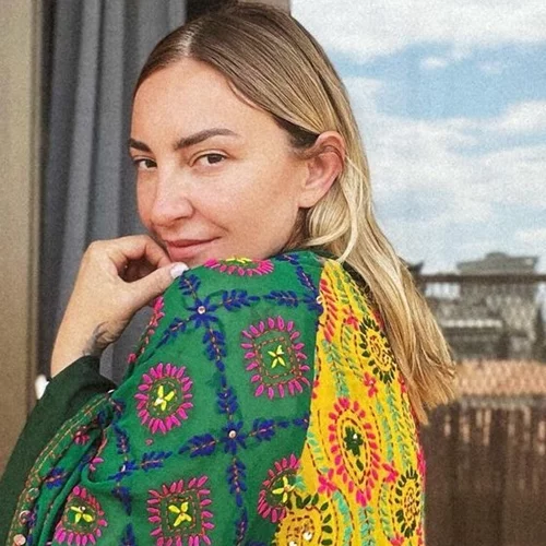 Η Ρούλα Ρέβη και τα δίδυμα παιδιά της ζωγραφίζουν τα πρόσωπά τους και ποζάρουν πιο χαρούμενοι από ποτέ