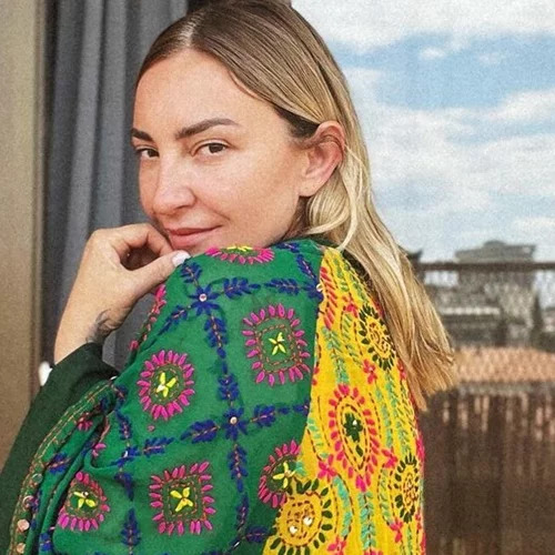 Η Ρούλα Ρέβη φωτογραφίζει τον Αποστόλη Τότσικα ημίγυμνο στο κρεβάτι του εξοχικού τους σπιτιού στην Τήνο