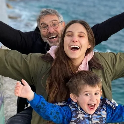 Ο Θοδωρής Αθερίδης κρατάει στην αγκαλιά του τον νεογέννητο εγγονό του και "λιώνει" από ευτυχία