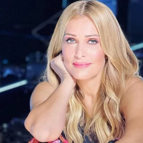 Η Νατάσα Θεοδωρίδου με κοντό καρέ κούρεμα και κατακόκκινο σατέν φόρεμα στον γάμο της Έλλης Κοκκίνου, 16 χρόνια πριν